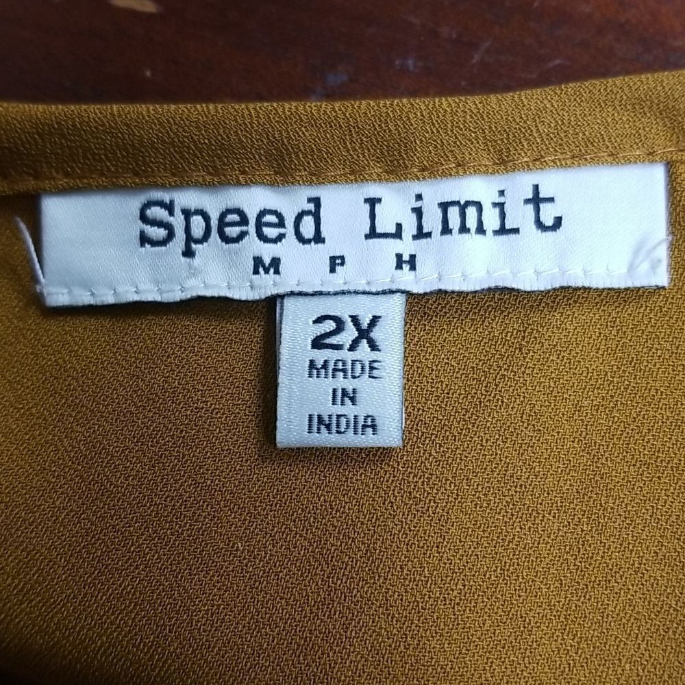 Speed Limit MPH Blouse Cuffef Cap Sleeves V-Neck 1/4 Zipper Dark Gold/Brown 2X - Picture 5 of 7